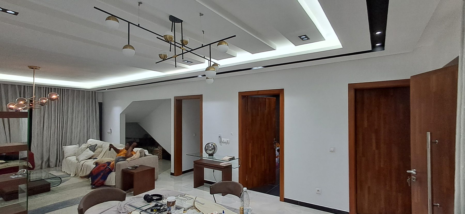 Séjour livré avec faux-plafond décoratif et éclairage indirect